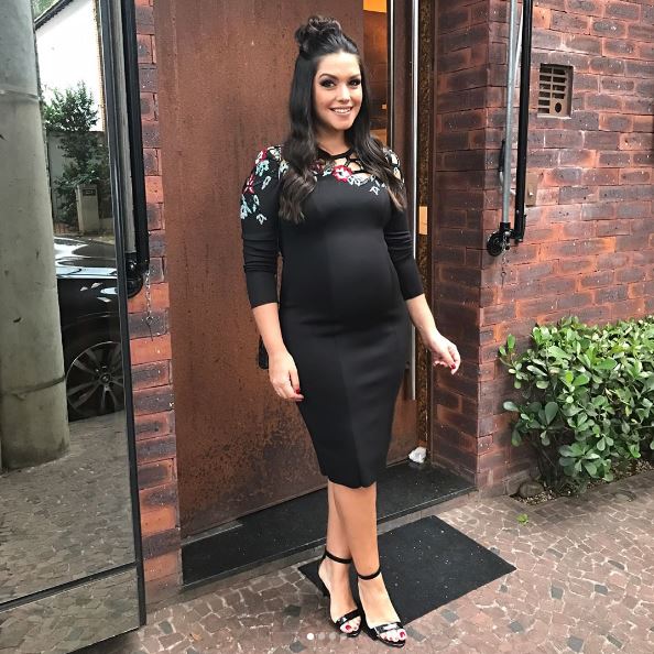 Para prestigiar a estilista <b>Fabiana Milazzo</b> em sua estreia no <b>São Paulo Fashion Week</b>, a atriz usou um vestido preto bem colado com detalhes florais no colo da marca. Essa foi a primeira vez que ela postou um look da 2ª gravidez no Instagram.