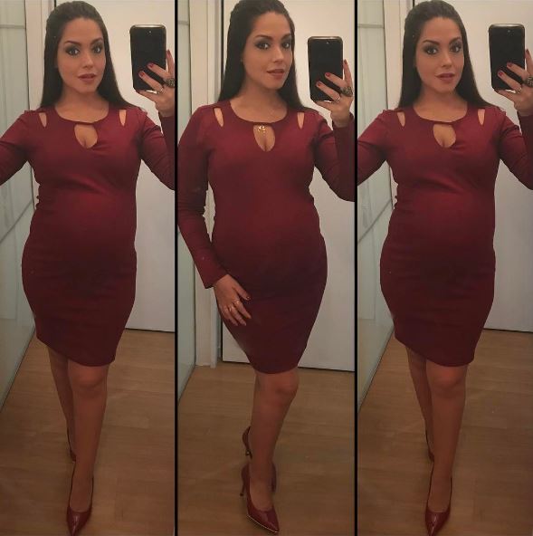 <span>Desfilando um barrigão lindo, ela optou por vestido justinho vermelho da marca Megadose, especializada em moda gestante. 'Juro que me esforcei pra não colocar a mão na barriga pra tirar foto, mas é muuuuuito difícil! Ainda mais pra quem está há quase 24 meses grávida', brincou na legenda.</span> <span>Desfilando um barrigão lindo, ela optou por vestido justinho vermelho da marca Megadose, especializada em moda gestante. 'Juro que me esforcei pra não colocar a mão na barriga pra tirar foto, mas é muuuuuito difícil! Ainda mais pra quem está há quase 24 meses grávida', brincou na legenda.</span>