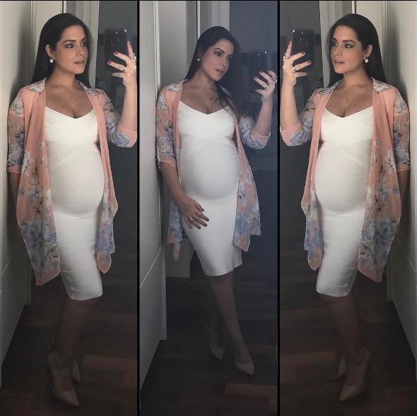 Mamãe fashionista sim! Com vestido Bandage<span> Le Rêve e kimono Forever 21, Thaía provou que grávidas podem usar branco e arrasar.</span>