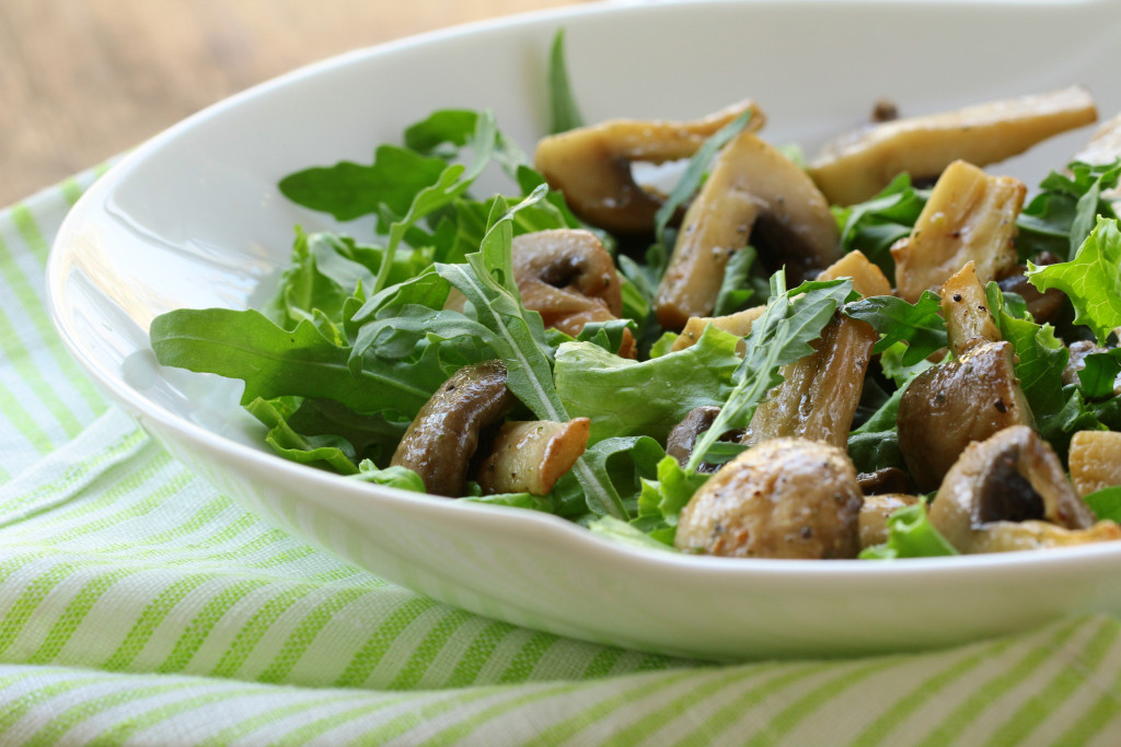 Salada de shitake com morango e folhas