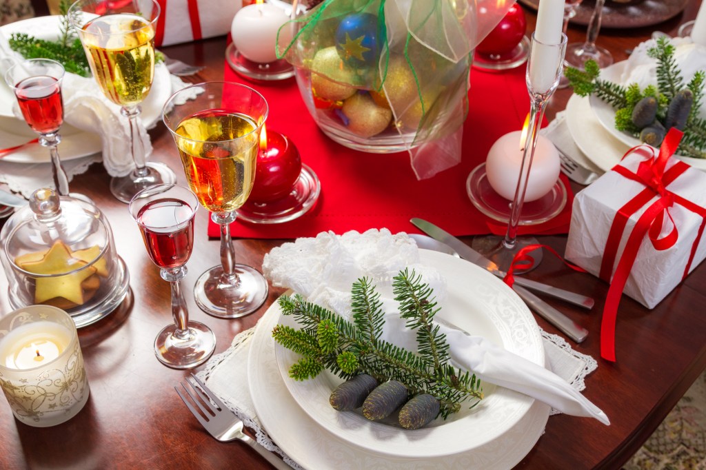 Decoração de mesa para o Natal com ramos de pinheiros nos pratos