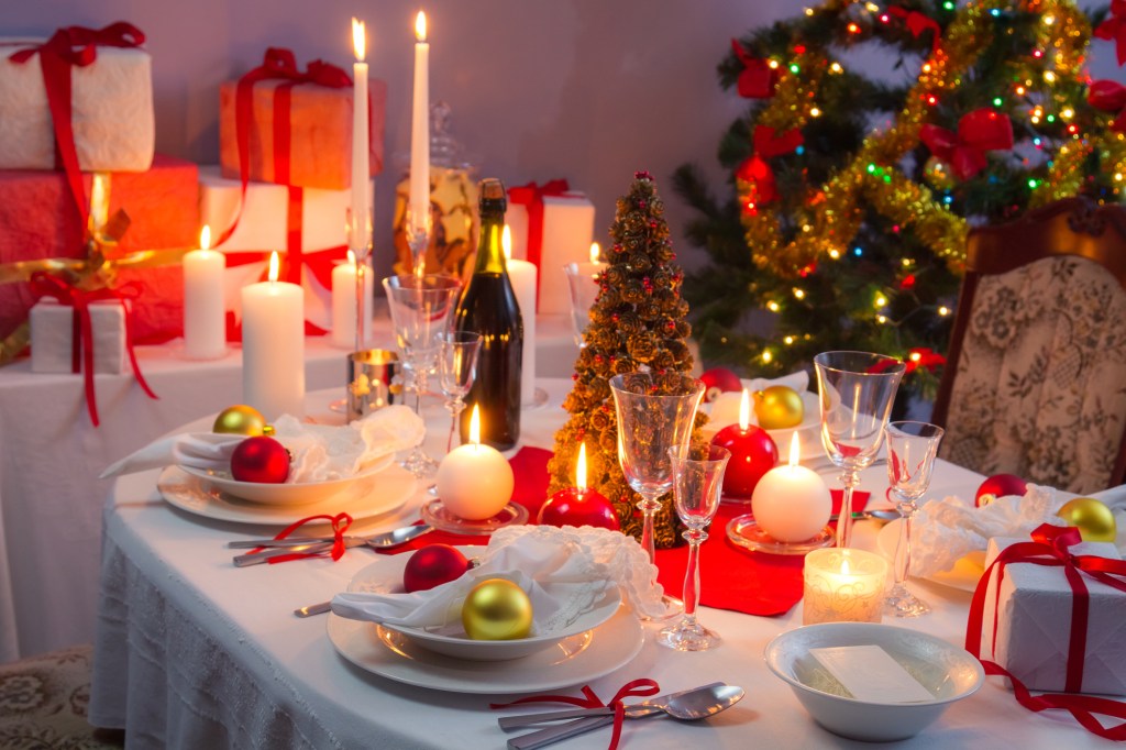 Mesa de Natal decorada com velas e enfeites em branco e vermelho