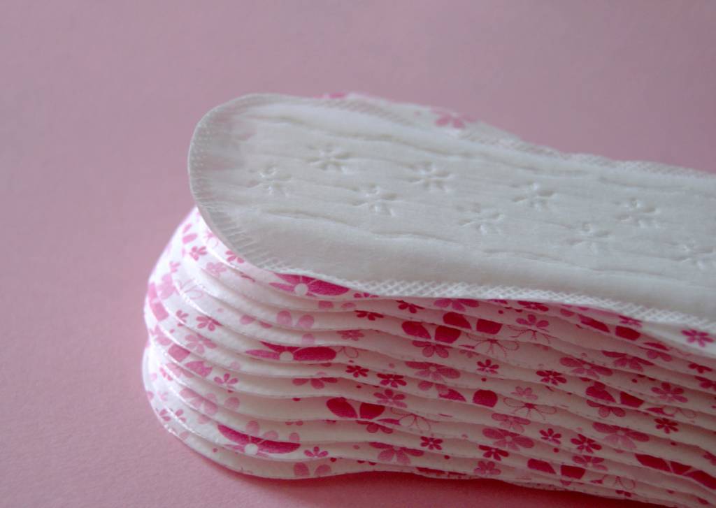 Absorventes Intimate feminine napkins on pink background