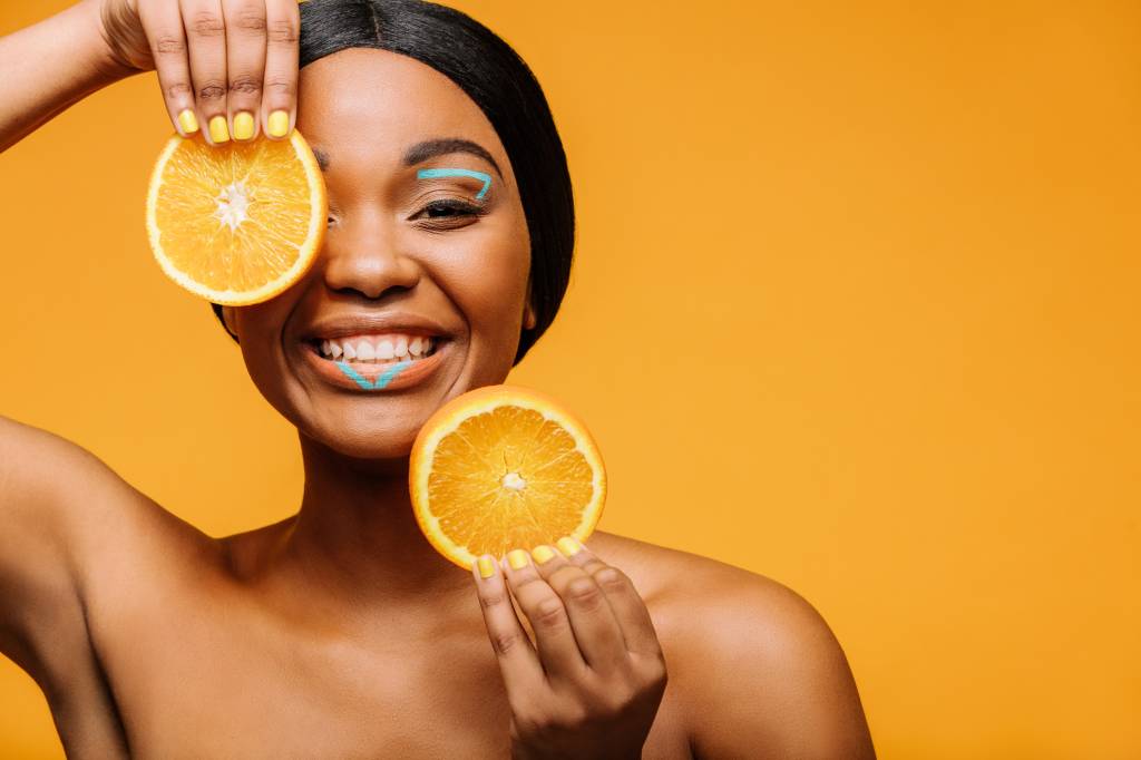 Vitamina C: contamos como e por que o nutriente pode salvar a sua pele