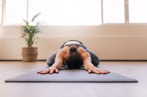 Mulher fazendo Yoga