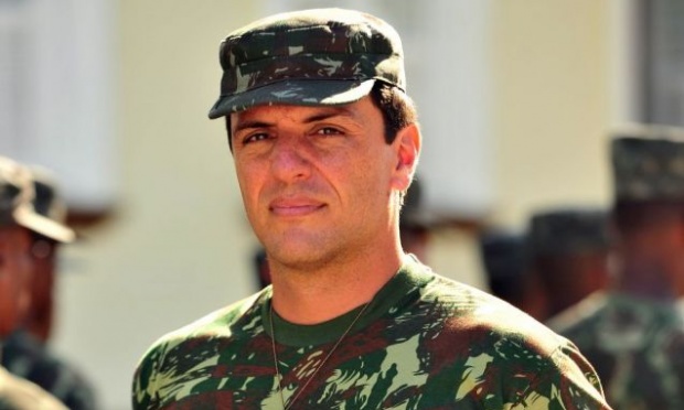 Salve Jorge: Théo segura a filha no colo pela primeira vez Salve Jorge: Théo segura a filha no colo pela primeira vez