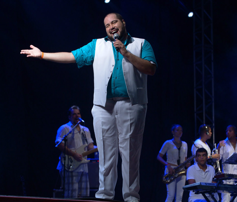 Tiago Abravanel se apresenta no Guarujá