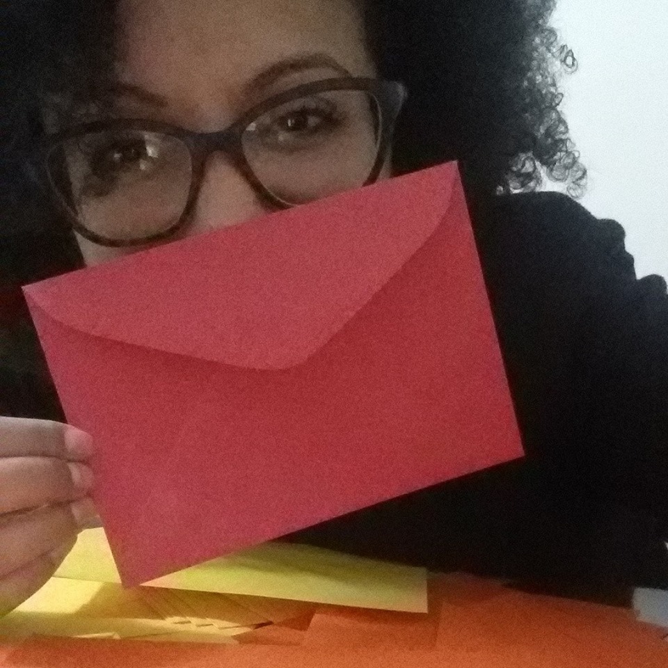 Para superar o luto, ela escreve cartas a desconhecidos pedindo boas notícias