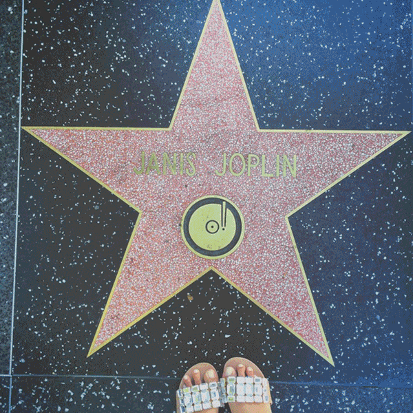 Reprodução/Instagram @rafernandees, @glenang966, @ilajzaaa, @sohaialiabroofficial e @whatdoyoufancy_ Turistas na Calçada da Fama de Hollywood (Califórnia, Estados Unidos)