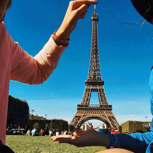 Reprodução/Instagram @alessordinarylife, @hannahbannah93, @davidhokjnik, @cabiggs17 e @joannaecwoods Turistas na Torre Eiffel (Paris, França)