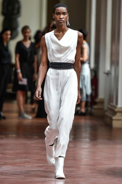 Raquel Davidowicz escolheu a Pinacoteca de São Paulo como cenário de seu desfile de inverno 2017. As peças têm pegada sportwear, são confortáveis e versáteis, já que transitam do dia para a noite rapidinho. Na cartela de cores, apenas o preto, branco, vermelho, cinza e ocre. Destaque para o styling com meias bordadas combinadas a botas de sola tratorada e brincos longos de um lado só. O shape é fluido e volumoso, característico da marca. ESTILO AMA O macacão é uma peça super versátil para o inverno, já que proporciona diversas sobreposições. Use com top de tricô de gola alta por baixo ou parka esportiva por cima.