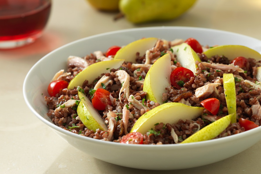 Salada de arroz vermelho, frango defumado e peras