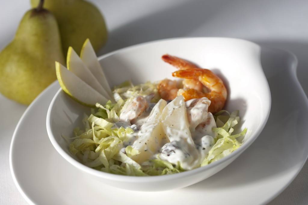 Salada de camarão e peras ao pesto de salsa