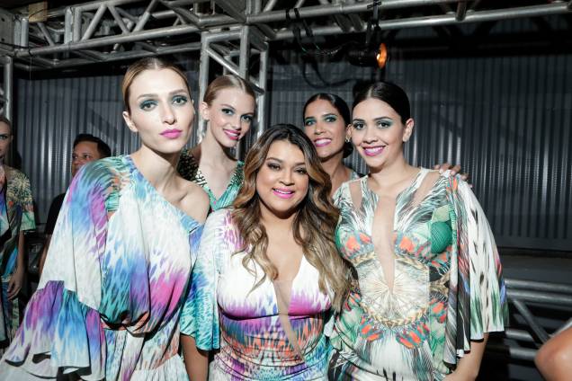 A maior novidade ficou por conta da coleção-cápsula de 10 looks "all sizes" desenvolvida com Preta Gil. A cantora subiu à passarela para celebrar a parceria, cantar e falar sobre diversidade: "vai ter mulher GG na passarela, sim!" A maior novidade ficou por conta da coleção-cápsula de 10 looks "all sizes" desenvolvida com Preta Gil. A cantora subiu à passarela para celebrar a parceria, cantar e falar sobre diversidade: "vai ter mulher GG na passarela, sim!"