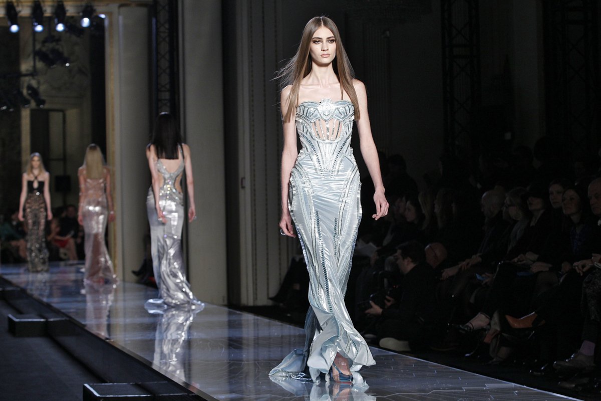 Assista ao vivo ao desfile da Versace na London Fashion Week - CLAUDIA