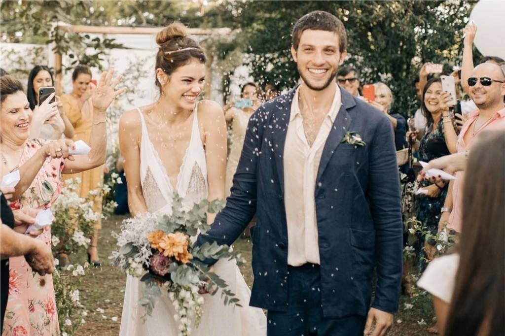 Laura Neiva e Chay Suede esperam o primeiro filho