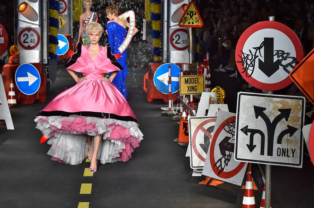 O verão 2016 da Moschino traz vestidos inspirados nas princesas Disney
