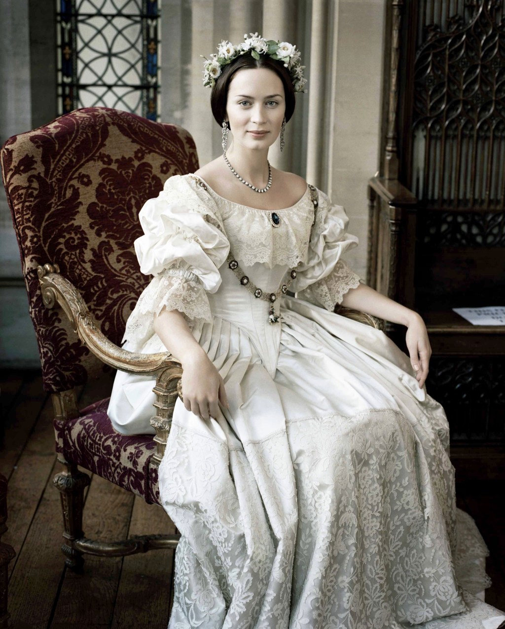 Emily Blunt em "A Jovem Rainha Vitória (2009)", com vestido de Sandy Powell