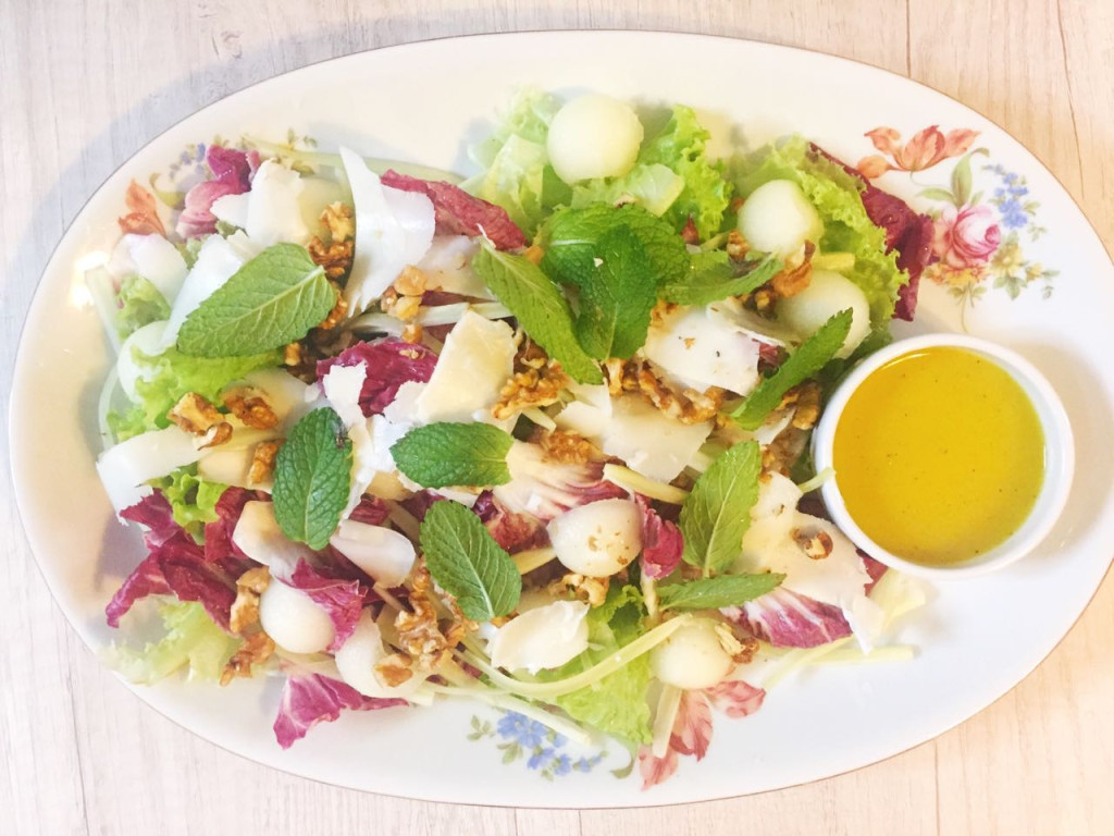 Salada com queijo de búfala e vinagrete de frutas