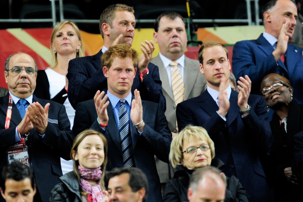 Principe William e Principe Harry assistem Inglaterra e Argelia na Copa do Mundo da Africa do Sul