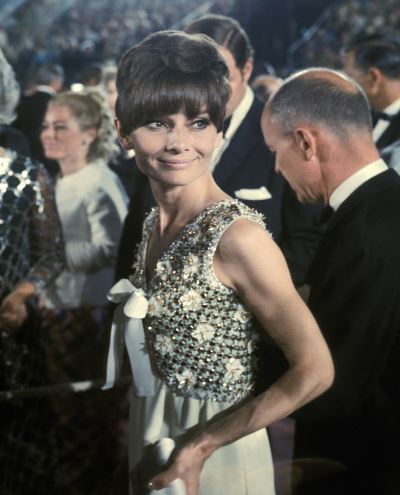 Audrey Hepburn desfilou um hive (cabelos presos no alto com volume) e franjas cheias.