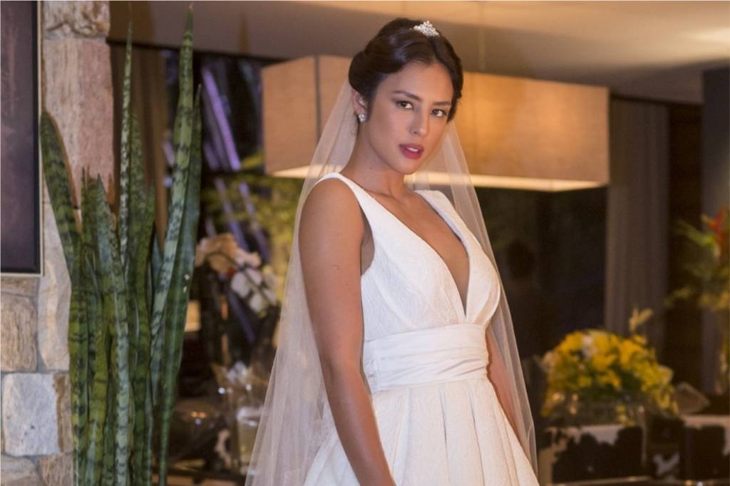 O Sétimo Guardião: vestido de noiva de Yanna Lavigne é clássico e elegante