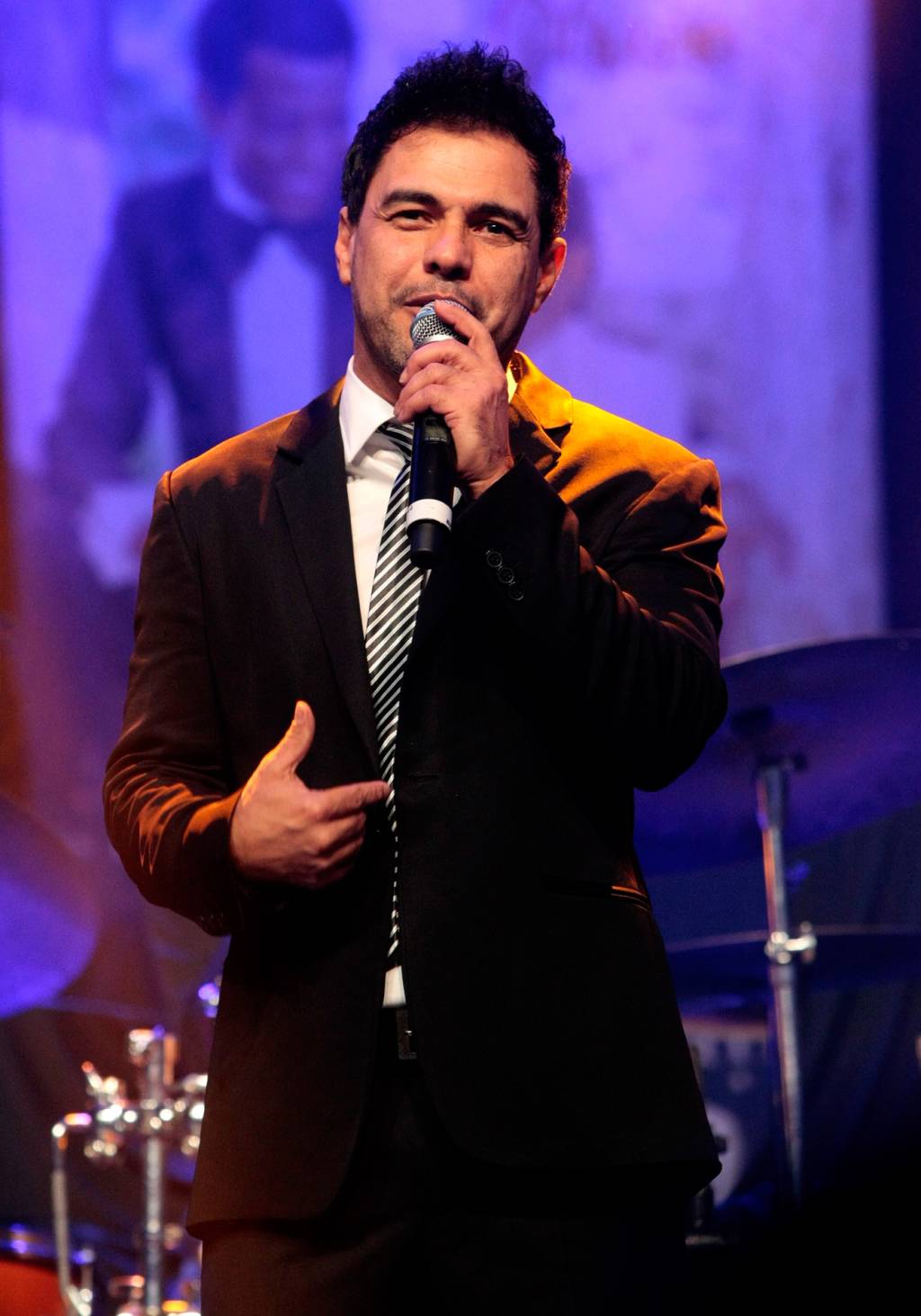 Em meio a polêmicas, Zezé di Camargo exclui conta do Instagram