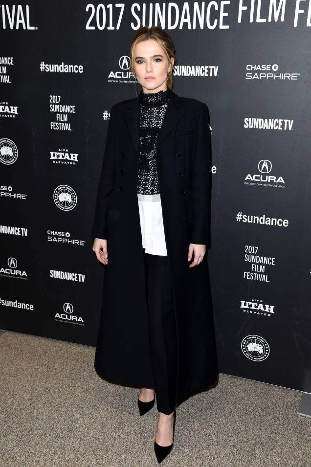 <strong>Zoey Deutch</strong> veste <strong>Christian Dior</strong>. <strong>Zoey Deutch</strong> veste <strong>Christian Dior</strong>.