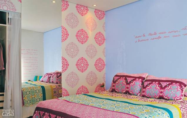 Romântico e cheio de bossa, o quarto da designer de interiores Ana Maria Queiroga reúne espelho, cortina de voal branca e papel de parede estampado (Artemis, da linha Boroque, da loja Papel de Parede dos Anos 70). A tinta da parede é lavável e permite que a moradora escreva frases. Romântico e cheio de bossa, o quarto da designer de interiores Ana Maria Queiroga reúne espelho, cortina de voal branca e papel de parede estampado (Artemis, da linha Boroque, da loja Papel de Parede dos Anos 70). A tinta da parede é lavável e permite que a moradora escreva frases.