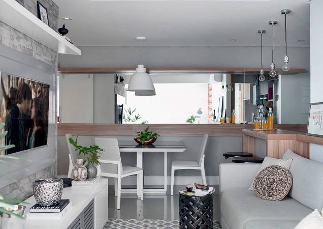 <span>O trecho do jantar combina pintura com efeito de concreto na parede e uma faixa de espelhos para ampliar visualmente o espaço – são três peças que totalizam 1,87 x 0,88 m e se estendem até o hall de entrada. Projeto Glaucio Gonçalves.</span> <span>O trecho do jantar combina pintura com efeito de concreto na parede e uma faixa de espelhos para ampliar visualmente o espaço – são três peças que totalizam 1,87 x 0,88 m e se estendem até o hall de entrada. Projeto Glaucio Gonçalves.</span>