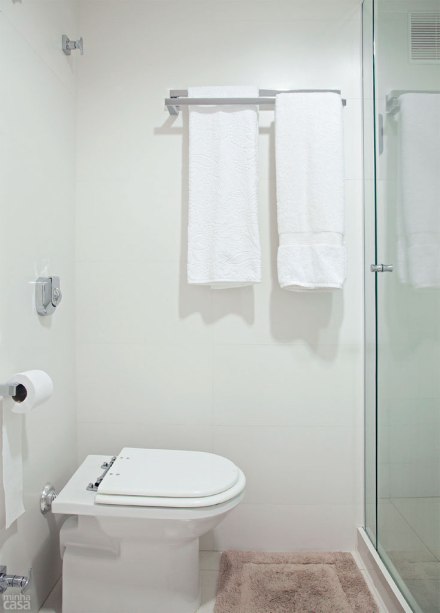 O bidê também virou coisa do passado. Uma ducha higiênica assumiu o posto da antiga louça, alimentada pela mesma saída de água. O resultado? Mais espaço livre entre a porta e o vaso. Aproveitando o quebra-quebra, as arquitetas encomendaram a troca de toda a rede elétrica e hidráulica, que não era atualizada desde a construção do prédio. Projeto de Joana e Julia Mallemont.
