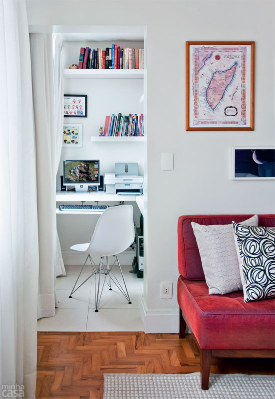 O espaço de 1,45 x 1,15 m, anexo à sala, fica reservado ao escritório doméstico deste apartamento paulista. Em área tão compacta, que um dia já foi um terracinho, manter tudo em ordem é essencial:uma bancada em L aloca os equipamentos, enquanto prateleiras guardam livros. Projeto da designer de interiores Patrícia Ribeiro. O espaço de 1,45 x 1,15 m, anexo à sala, fica reservado ao escritório doméstico deste apartamento paulista. Em área tão compacta, que um dia já foi um terracinho, manter tudo em ordem é essencial:uma bancada em L aloca os equipamentos, enquanto prateleiras guardam livros. Projeto da designer de interiores Patrícia Ribeiro.