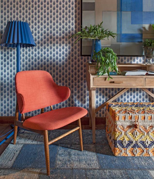 Todo mundo sabe que apostar na base neutra é o truque mais eficaz para decorar sem erro. Na Galeria do Músico, de Patricia Cillo para a Casa Cor Franca 2017, a premissa foi parecida, mas muito mais ousada. "Adotei o azul como base, do mesmo modo que eu faria com um cinza, e, a partir dele, defini as demais cores", explica a arquiteta. Como o fundo eleito é uma tonalidade fria, ela injetou altas doses de calor no projeto com laranja, amarelo e madeira. Todo mundo sabe que apostar na base neutra é o truque mais eficaz para decorar sem erro. Na Galeria do Músico, de Patricia Cillo para a Casa Cor Franca 2017, a premissa foi parecida, mas muito mais ousada. "Adotei o azul como base, do mesmo modo que eu faria com um cinza, e, a partir dele, defini as demais cores", explica a arquiteta. Como o fundo eleito é uma tonalidade fria, ela injetou altas doses de calor no projeto com laranja, amarelo e madeira.