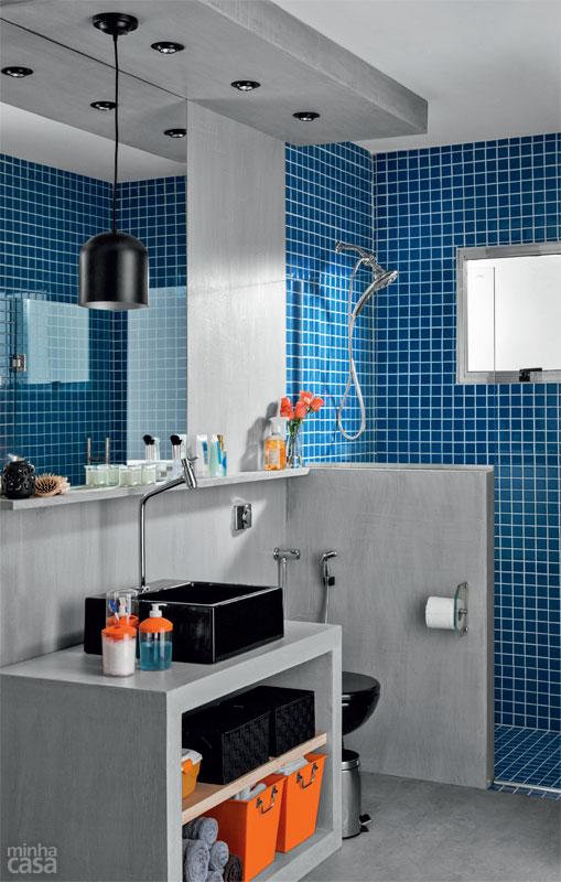 Além de servir de suporte para a ducha higiênica e a papeleira, a meia-parede junto ao boxe propicia privacidade. O rebaixamento de gesso embute três spots direcionáveis e ainda contém uma luminária pendente, escolha nada convencional para esse tipo de ambiente. “Um mero detalhe pode deixar tudo mais charmoso”, analisa o arquiteto Rodrigo Costa. A maquiagem e o barbear são beneficiados por lâmpadas que tenham um bom índice de reprodução de cores (IRC), como a halógena PAR 20 – ela, por sinal, é especialmente recomendada para banheiros, pois possui uma blindagem que a preserva da umidade. Além de servir de suporte para a ducha higiênica e a papeleira, a meia-parede junto ao boxe propicia privacidade. O rebaixamento de gesso embute três spots direcionáveis e ainda contém uma luminária pendente, escolha nada convencional para esse tipo de ambiente. “Um mero detalhe pode deixar tudo mais charmoso”, analisa o arquiteto Rodrigo Costa. A maquiagem e o barbear são beneficiados por lâmpadas que tenham um bom índice de reprodução de cores (IRC), como a halógena PAR 20 – ela, por sinal, é especialmente recomendada para banheiros, pois possui uma blindagem que a preserva da umidade.