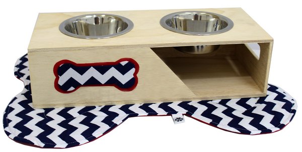 Comedouro Chevron (48 x 18 x 11 cm), de madeira e tecido, com duas tigelas de inox. Hello Pet, R$ 129,80.