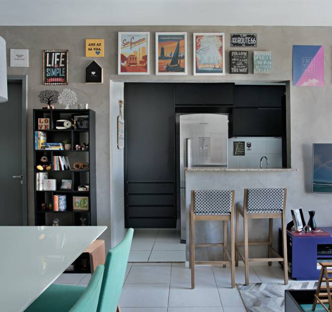 <span>Também seguindo a fórmula de base neutra mais objetos coloridos, a parede do balcão americano recebeu textura com efeito de cimento queimado e um caprichado arranjo de quadros. Projeto da arquiteta Carolina Mendonça.</span> <span>Também seguindo a fórmula de base neutra mais objetos coloridos, a parede do balcão americano recebeu textura com efeito de cimento queimado e um caprichado arranjo de quadros. Projeto da arquiteta Carolina Mendonça.</span>