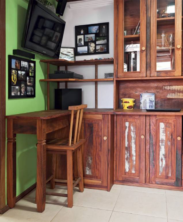 Madeira de demolição funciona como revestimento e também é o material que produziu armários, prateleiras, uma bancada multiúso e duas banquetas. O espaço compacto fica dentro de um contêiner que funciona como casa. Projeto feito com supervisão do arquiteto Alexandre Hernandez. Madeira de demolição funciona como revestimento e também é o material que produziu armários, prateleiras, uma bancada multiúso e duas banquetas. O espaço compacto fica dentro de um contêiner que funciona como casa. Projeto feito com supervisão do arquiteto Alexandre Hernandez.