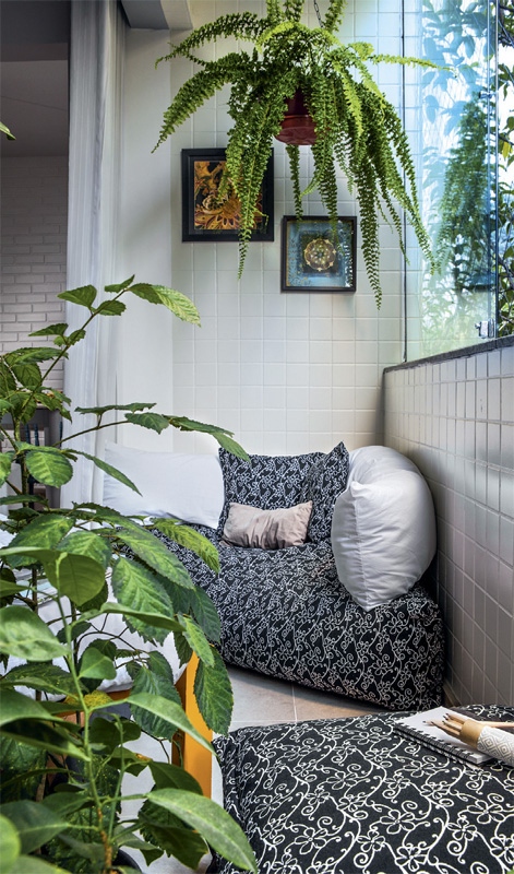 Interligar o terraço à sala de TV foi uma alteração que exigiu quebra-quebra. Fechou-se o vão externo com vidro temperado, medida aprovada pelo condomínio. Projeto de Lilian Ignacchiti Gonçalves. Interligar o terraço à sala de TV foi uma alteração que exigiu quebra-quebra. Fechou-se o vão externo com vidro temperado, medida aprovada pelo condomínio. Projeto de Lilian Ignacchiti Gonçalves.