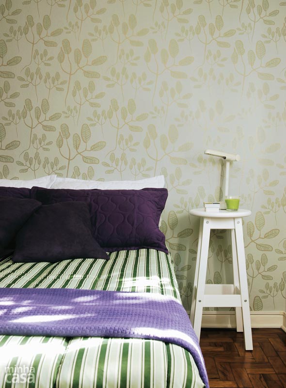Para dar uma renovada em seu quarto, a designer Thaís Martho instalou atrás da cama um papel de parede verde-claro com detalhes dourados. Uma banqueta simples branca virou criado-mudo e o piso de tacos de madeira deixa o ambiente mais aconchegante. O papel de parede é da Coleção Grafismo, da Bobinex (ref. 1814). Para dar uma renovada em seu quarto, a designer Thaís Martho instalou atrás da cama um papel de parede verde-claro com detalhes dourados. Uma banqueta simples branca virou criado-mudo e o piso de tacos de madeira deixa o ambiente mais aconchegante. O papel de parede é da Coleção Grafismo, da Bobinex (ref. 1814).