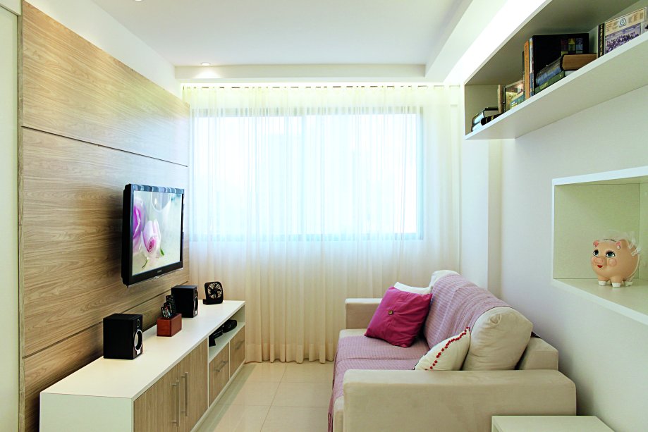 <span>Os nichos, escolhidos também em função do custo, esses elementos abertos contribuem para o visual leve. Uma composição usando peças de tamanhos diferentes tem efeito decorativo e serve de alternativa aos quadros. Projeto do arquiteto Raul Lins.</span>