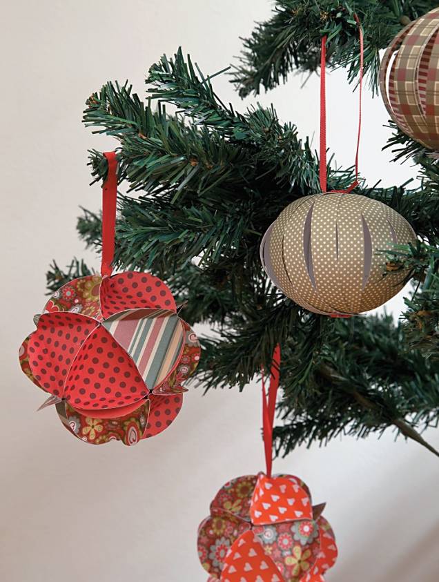 É possível poupar gastos na montagem da árvore e mesmo assim deixá-la exuberante. Uma dobradura com duas folhas de papel para scrapbook se torna uma exótica bola de origami, famosa técnica japonesa. É possível poupar gastos na montagem da árvore e mesmo assim deixá-la exuberante. Uma dobradura com duas folhas de papel para scrapbook se torna uma exótica bola de origami, famosa técnica japonesa.