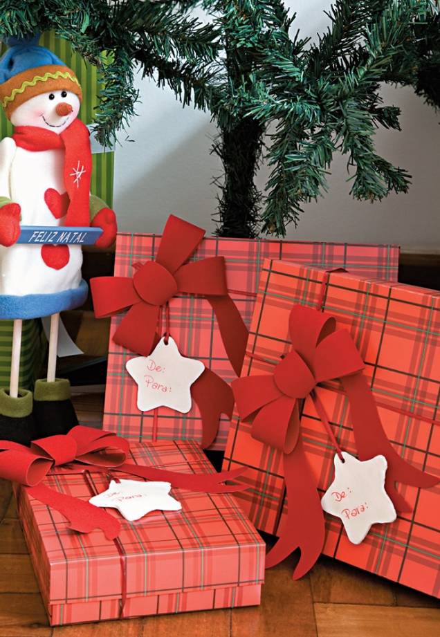 Sob a supervisão do boneco de neve, as caixas de presente trazem um inusitado cartão "de/para:" as estrelinhas são de biscuit cortado com forminha de biscoito. Depois, é só escrever com canetinha. Sob a supervisão do boneco de neve, as caixas de presente trazem um inusitado cartão "de/para:" as estrelinhas são de biscuit cortado com forminha de biscoito. Depois, é só escrever com canetinha.
