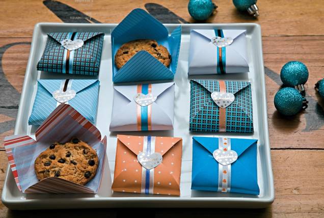 Um saborosa lembrança fica reservada para a hora das despedida! Sobre um móvel perto da porta, arrumados em um prato quadrado ou retangular, cookies comprados prontos ganham uma embalagem especial, feita à mão com papel de scrapbook, papel de seda e fitas coloridas. Dica Minha Casa: opte por cores que harmonizem com as dos itens natalinos. Assim, os embrulhinhos também integram à decoração. Um saborosa lembrança fica reservada para a hora das despedida! Sobre um móvel perto da porta, arrumados em um prato quadrado ou retangular, cookies comprados prontos ganham uma embalagem especial, feita à mão com papel de scrapbook, papel de seda e fitas coloridas. Dica Minha Casa: opte por cores que harmonizem com as dos itens natalinos. Assim, os embrulhinhos também integram à decoração.