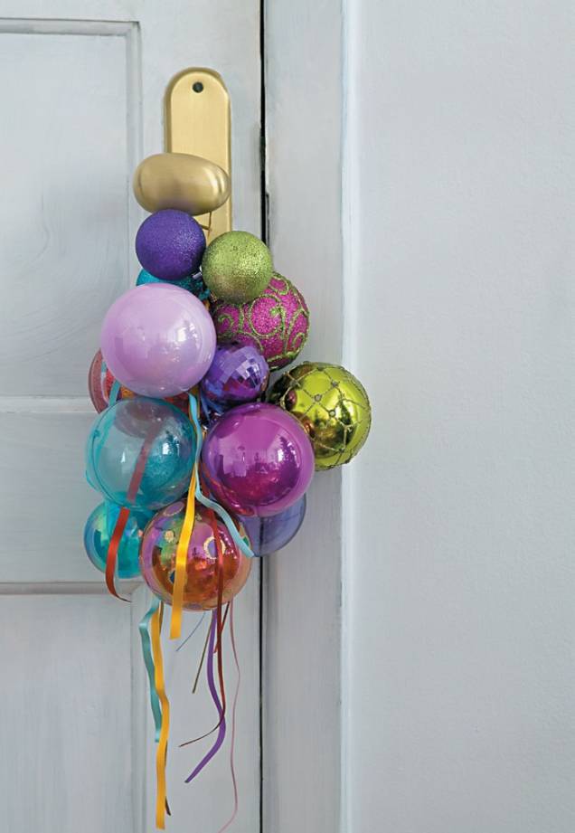 A porta de entrada também se veste de modo especial para a celebração. Pendurado na maçaneta, um cacho de diversas bolas amarradas com fitas de cetim dá as boas-vindas. A graça está em mesclar tamanhos, cores e texturas. A porta de entrada também se veste de modo especial para a celebração. Pendurado na maçaneta, um cacho de diversas bolas amarradas com fitas de cetim dá as boas-vindas. A graça está em mesclar tamanhos, cores e texturas.