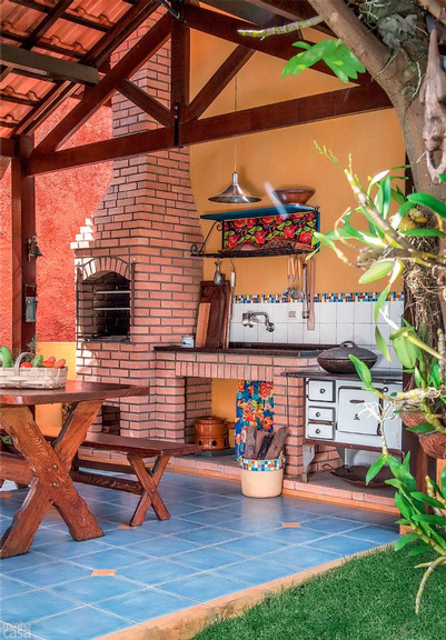 <span>Atração dos fins de semana, o canto do churrasco tem o charme do interior: conta com fogão a lenha, ampla mesa de madeira (2 x 0,80 x 0,80 m) e paredes com pintura rústica, conquistada com um preparado de água, cal e pó xadrez amarelo – para fazer igual, basta juntar os ingredientes e aplicar a mistura na superfície com rolo ou pincel. </span> <span>Atração dos fins de semana, o canto do churrasco tem o charme do interior: conta com fogão a lenha, ampla mesa de madeira (2 x 0,80 x 0,80 m) e paredes com pintura rústica, conquistada com um preparado de água, cal e pó xadrez amarelo – para fazer igual, basta juntar os ingredientes e aplicar a mistura na superfície com rolo ou pincel. </span>