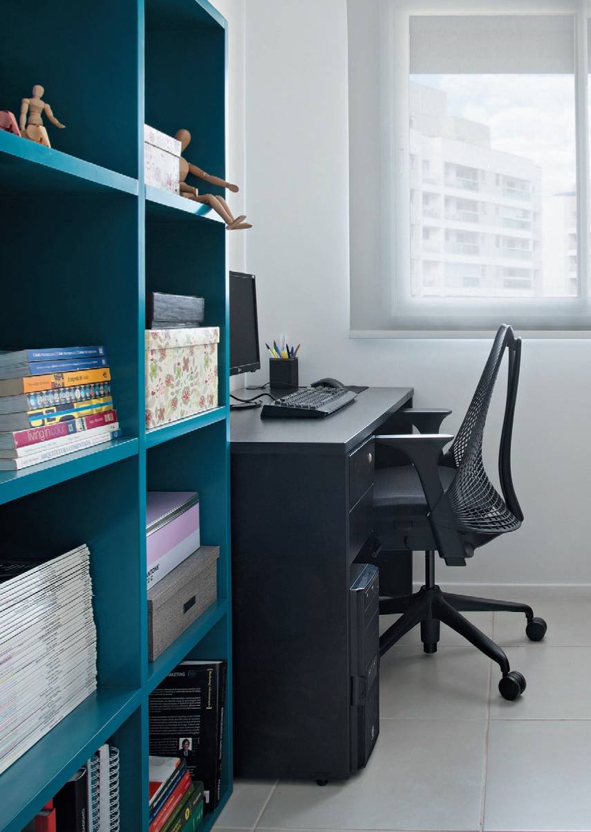 <span>Na hora de montar o home office no segundo quarto, as possibilidades futuras foram consideradas. &ldquo;Pensei: se eu engravidar, o que fa&ccedil;o com a marcenaria?&rdquo;, conta a arquiteta Carolina Mendon&ccedil;a. A sa&iacute;da foi encomendar apenas uma bancada fixa para ela, que posteriormente pode ser convertida em trocador.</span>