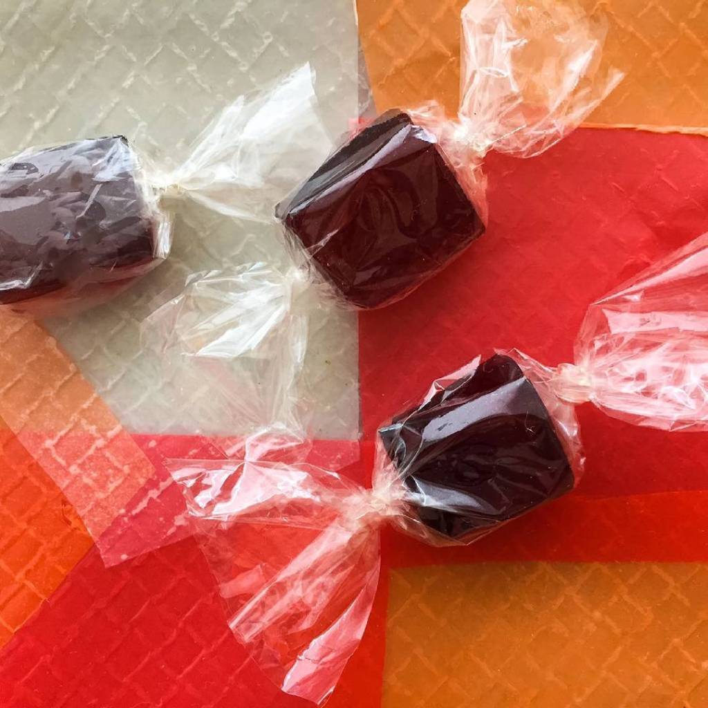 Chá de hibisco: aprenda a preparar balinhas antioxidantes com ele