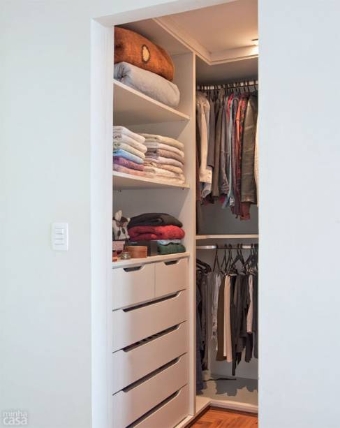 Para o closet, a designer de interiores não viu a necessidade de instalar uma porta, que só roubaria espaço do compartimento já enxuto, com 1,85 x 1,85 m. A estrutura em U, de MDF branco, inclui prateleiras, cabideiros e gavetas. Closet: de MDF branco, feito sob medida.