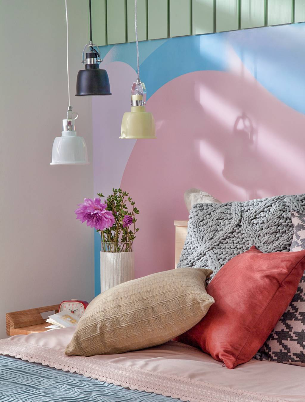 31-quarto-de-casal-com-lambris-no-teto-tem-espaco-para-tudo 31