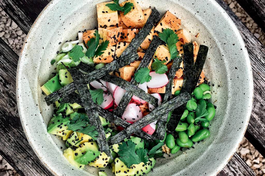 Poke vegetariano com tofu, rabanete e abacate